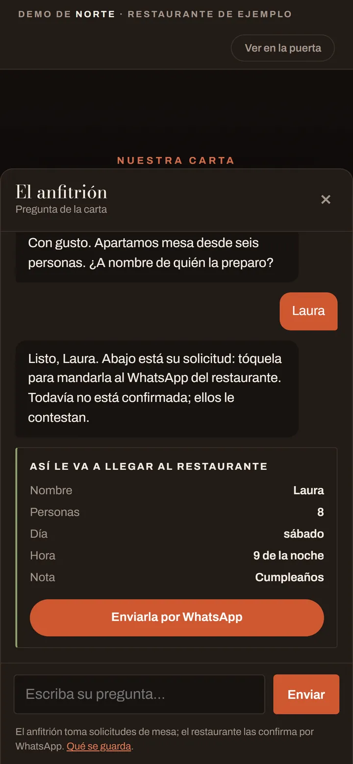 El anfitrión preparando una solicitud de mesa para ocho personas
